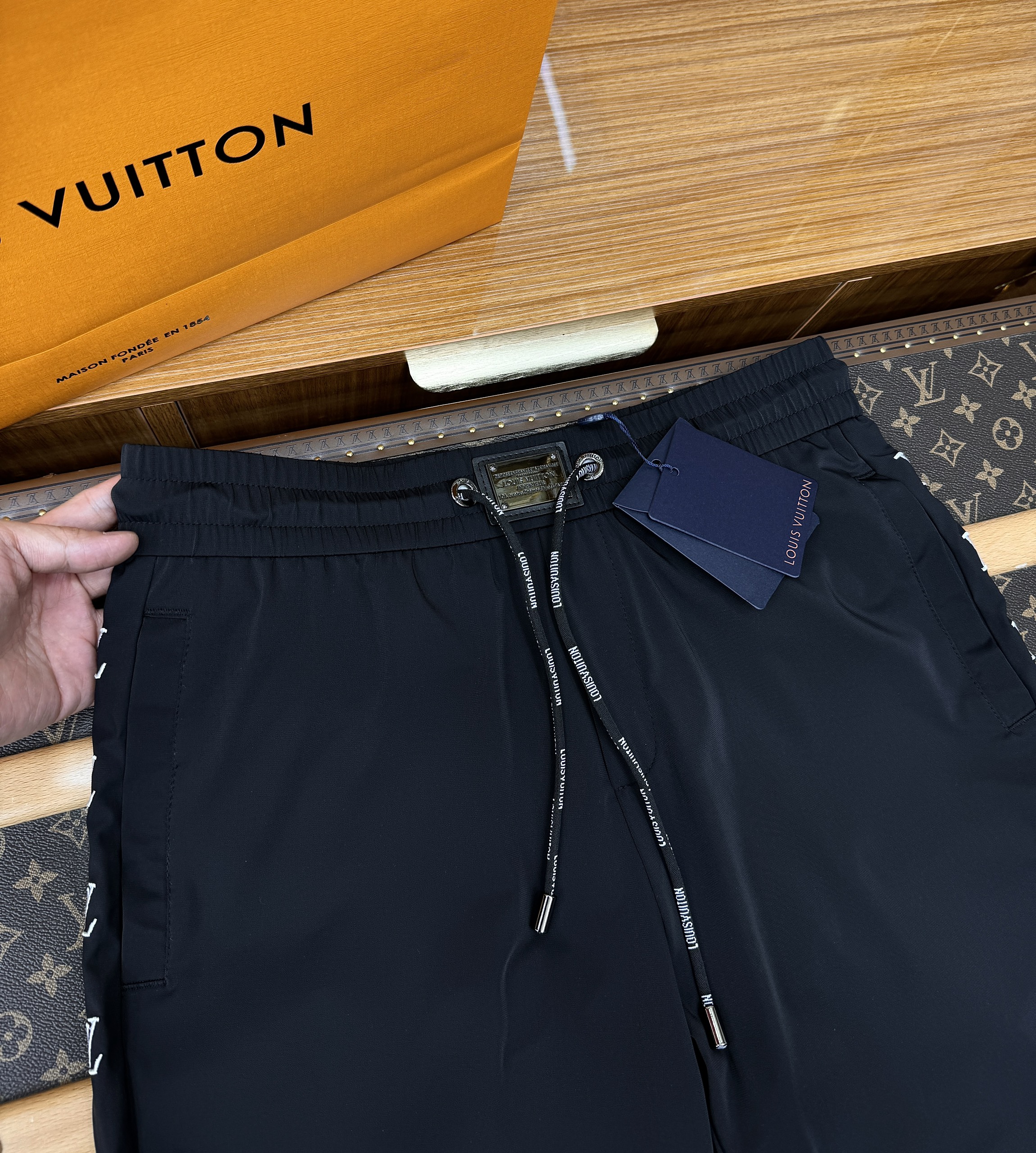 Quần short gió Louis Vuitton LV logo LV viền sườn Like Auth 1-1 on web CD MK